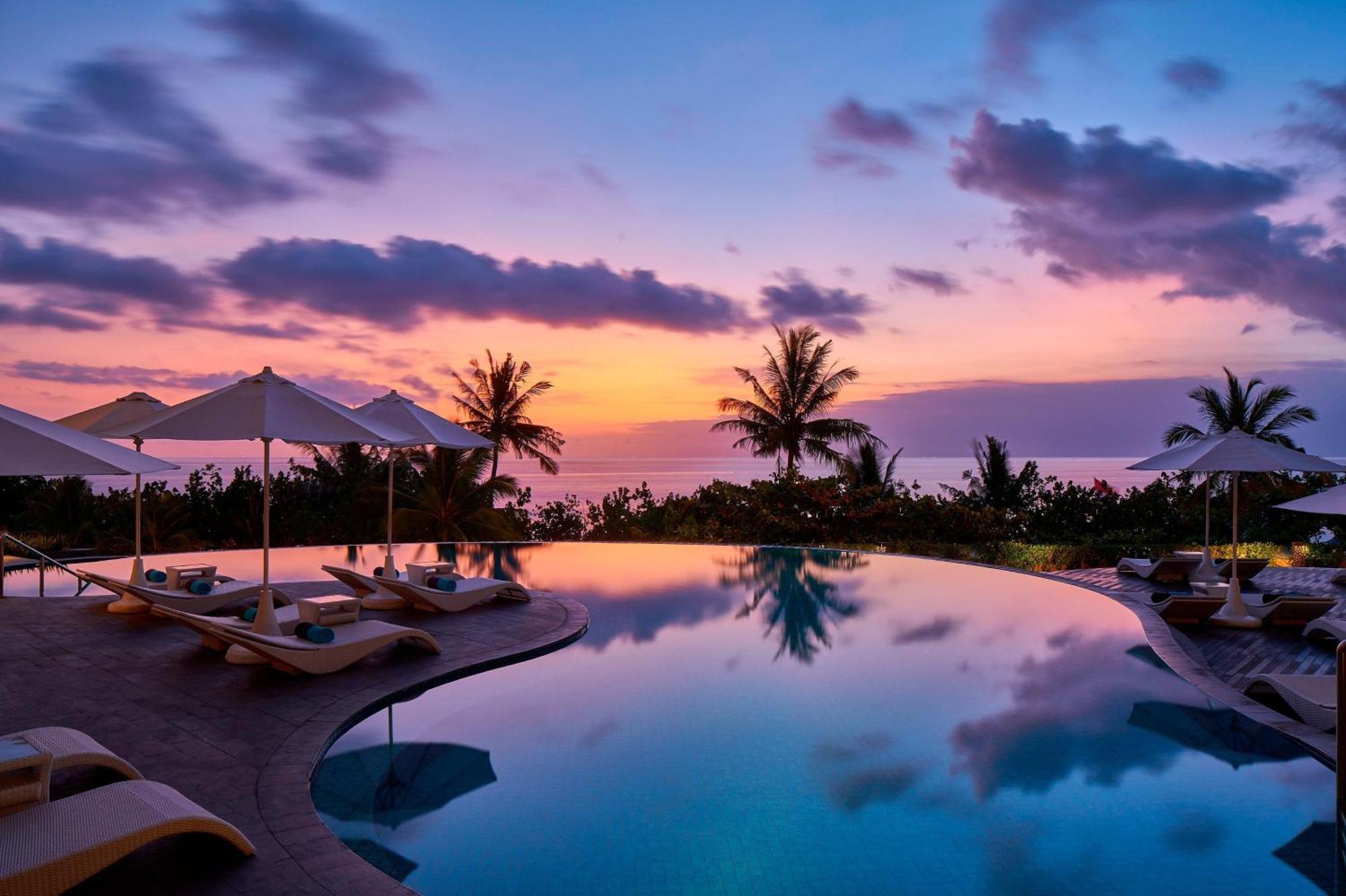 Sheraton Bali Kuta Resort Exteriér fotografie Sunset at the pool