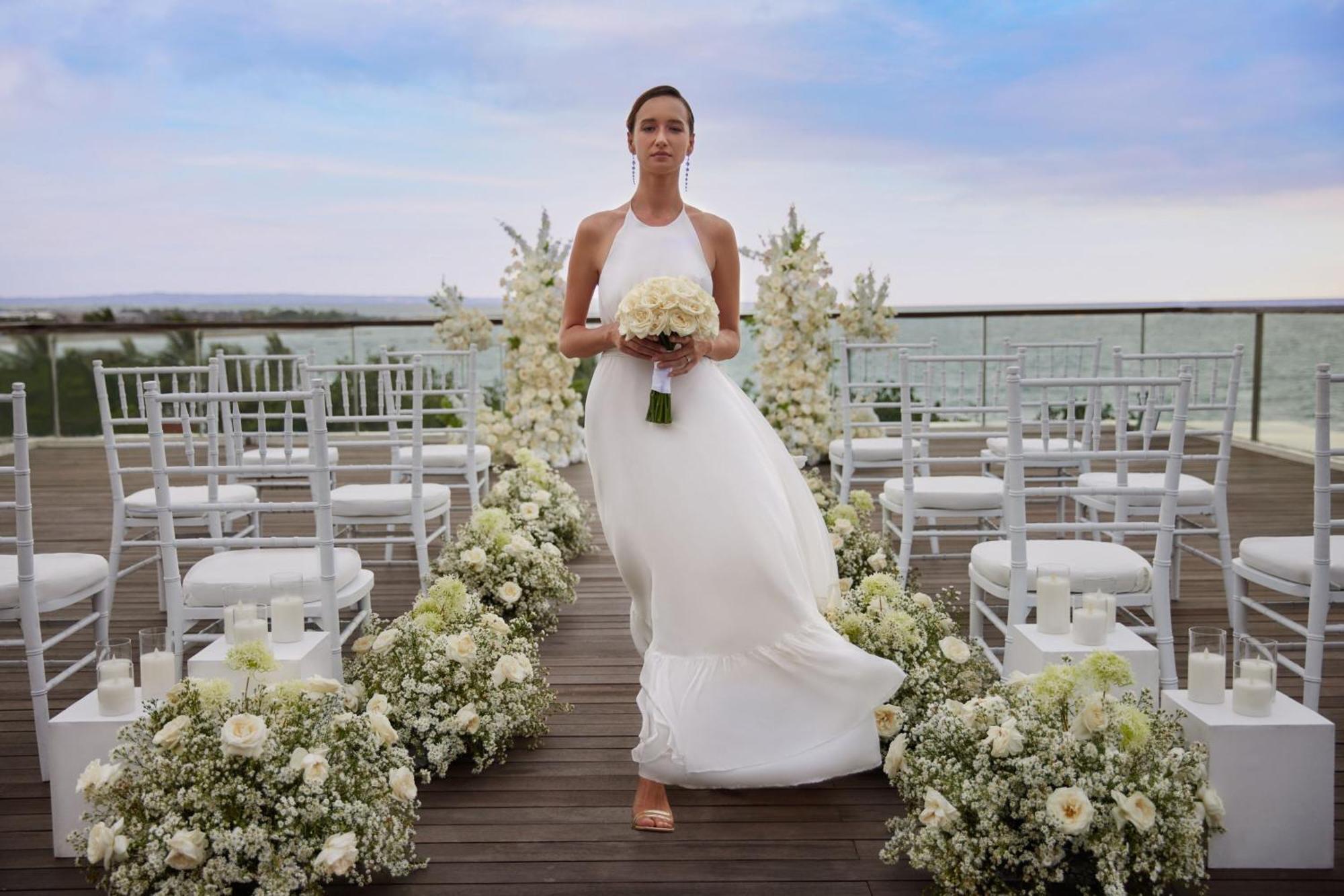 Sheraton Bali Kuta Resort Exteriér fotografie A bride in a white wedding dress