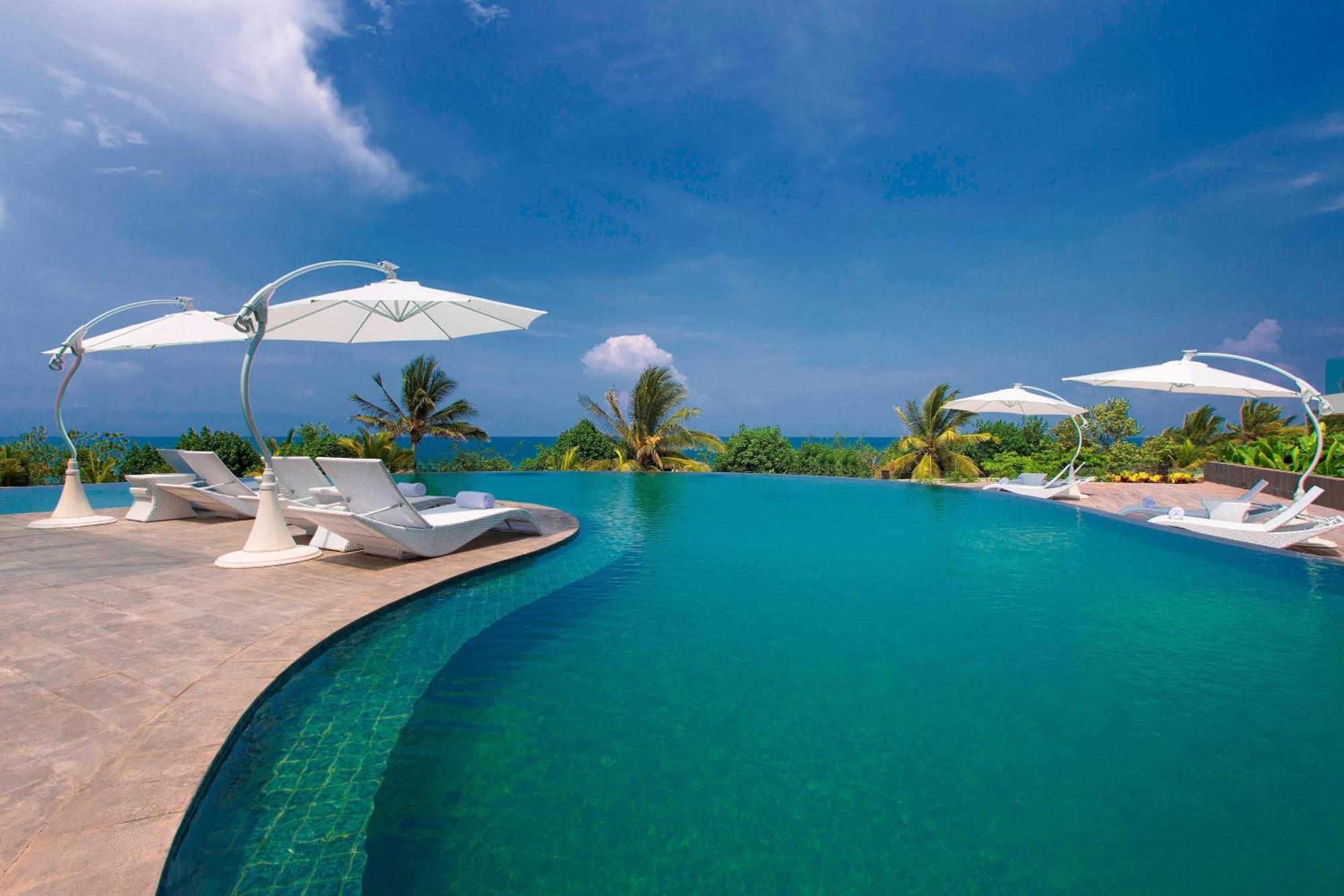 Sheraton Bali Kuta Resort Exteriér fotografie Infinity pool at the resort