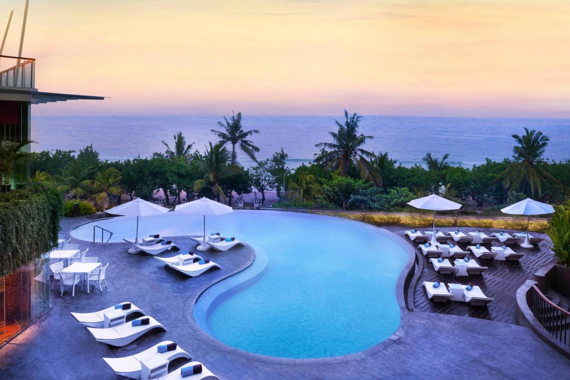 Sheraton Bali Kuta Resort Exteriér fotografie The swimming pool at the hotel