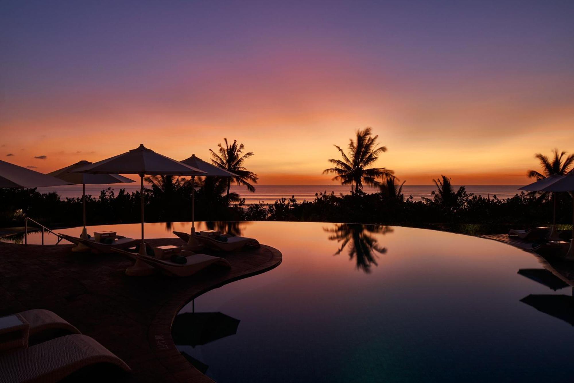 Sheraton Bali Kuta Resort Exteriér fotografie Sunset at the Four Seasons Resort