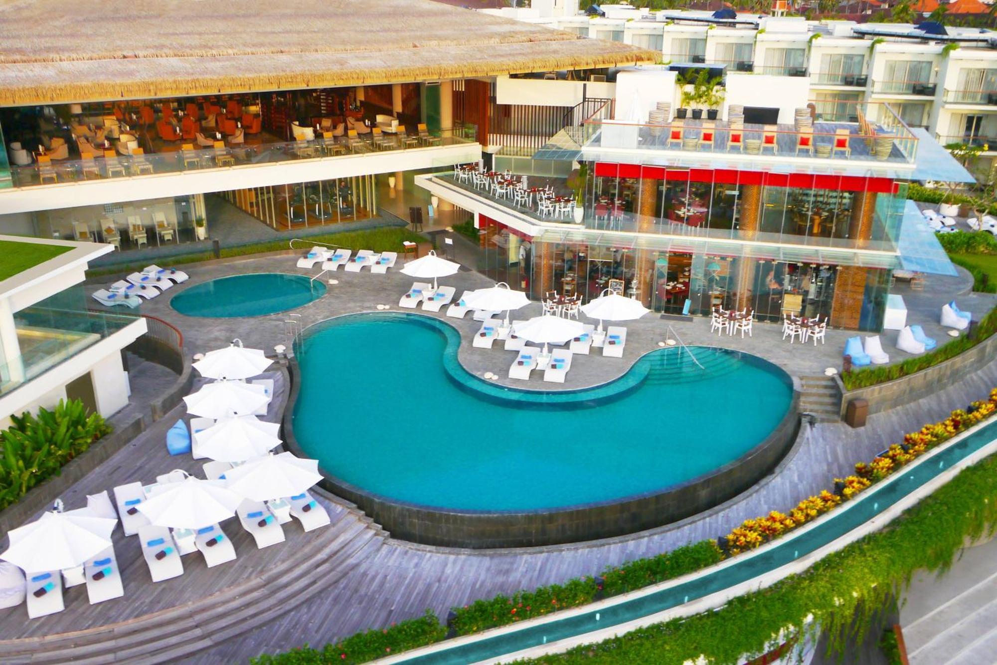 Sheraton Bali Kuta Resort Exteriér fotografie The pool at the W Hotel