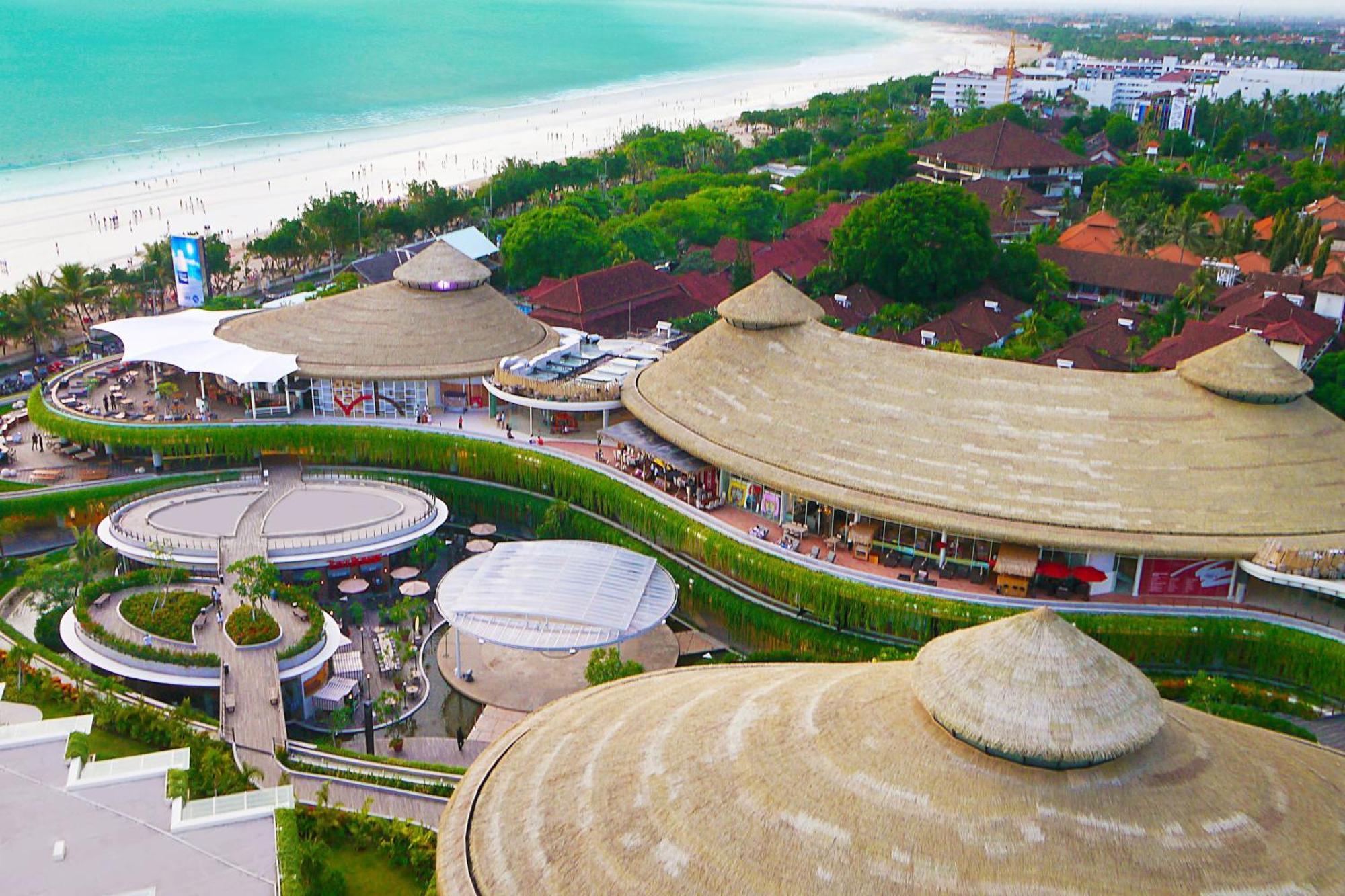 Sheraton Bali Kuta Resort Exteriér fotografie The resort's shopping mall, the Village